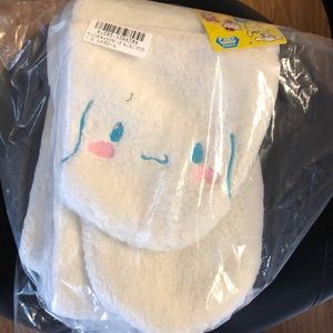 NWT RARE Cinnamorroll scarf with pockets